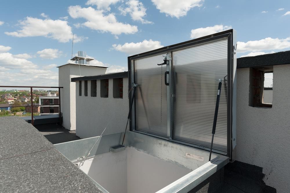 Why Luxury Homes Feature Minimalist Glass Railing Balconies